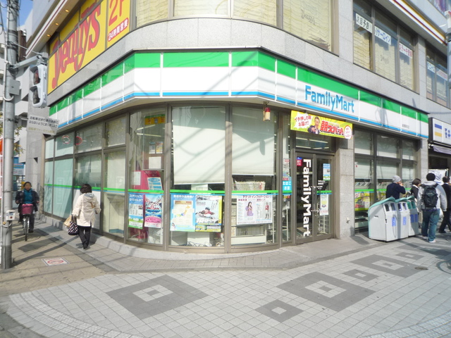 コンビニ　ファミリーマート足立綾瀬西口店（コンビニ）まで288m