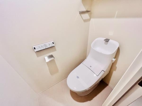 トイレ　落ち着いた色調のトイレです