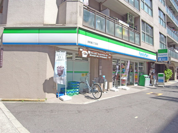 コンビニ　ファミリーマート靱本町店（コンビニ）まで106m