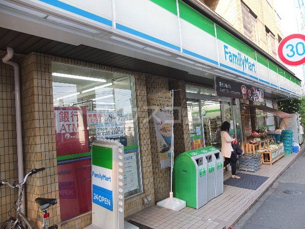 コンビニ　ファミリーマート用賀二丁目店（コンビニ）まで533m