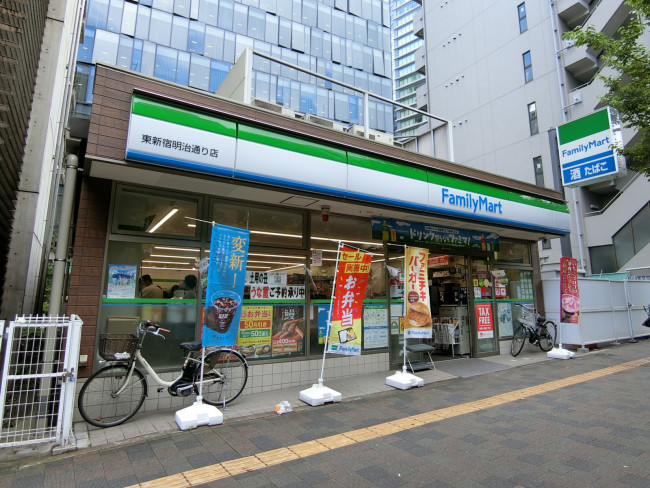 コンビニ　ファミリーマート 東新宿明治通り店（コンビニ）まで67m