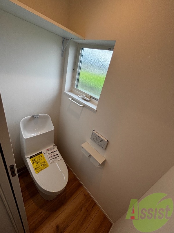 トイレ　トイレはウォシュレット機能付きです。安心して使用できますね。