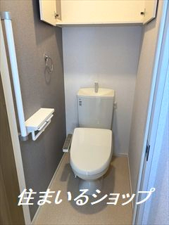 トイレ　シャワートイレ・収納棚・手すりあり