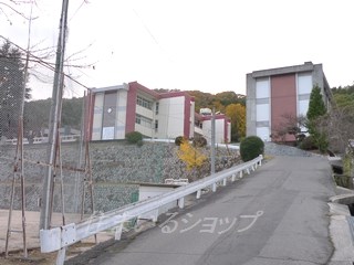 中学校　安芸高田市立向原中学校（中学校）まで580m
