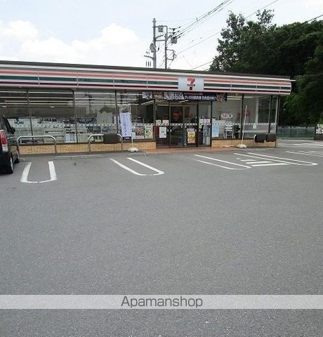 コンビニ　セブンイレブン（コンビニ）まで907m