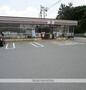 コンビニ　セブンイレブン（コンビニ）まで907m