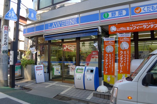 コンビニ　（コンビニ）まで560m