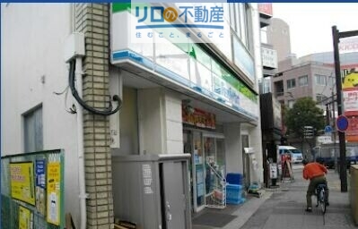 コンビニ　ファミリーマート阪急伊丹駅前店（コンビニ）まで375m