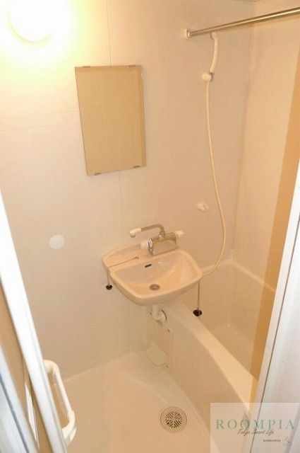 バス・シャワールーム　※同タイプの別のお部屋です。