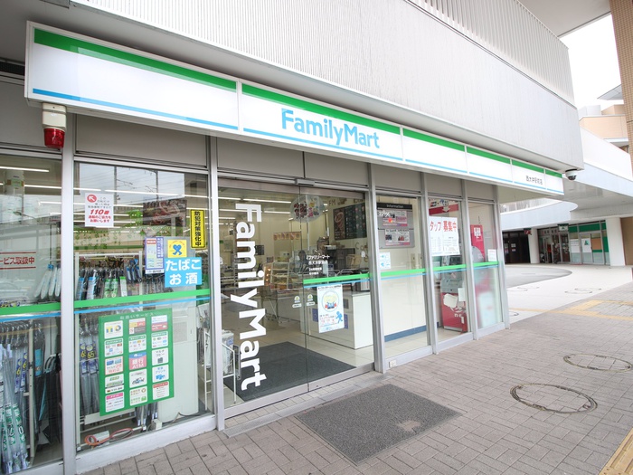 コンビニ　ファミリーマート西大井駅前店（コンビニ）まで331m