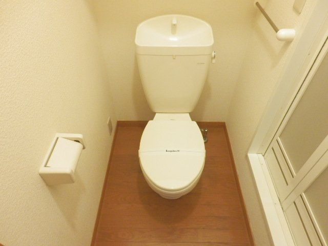 トイレ　トイレの奥にお風呂があり、脱衣所として使用できます！