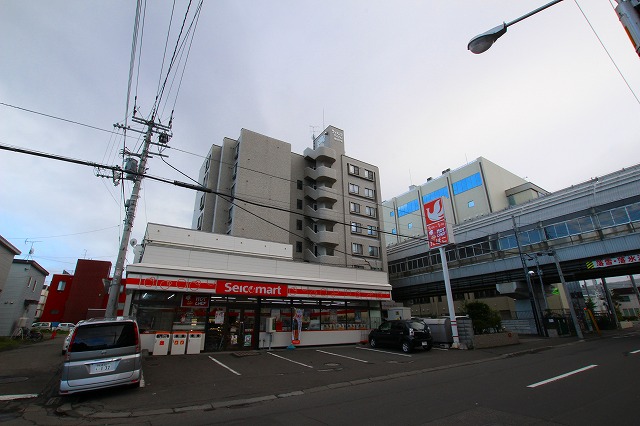コンビニ　セイコーマートとみた澄川店（コンビニ）まで555m
