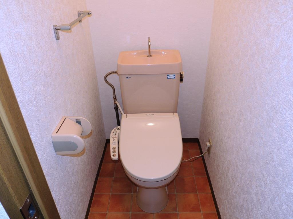トイレ　温水洗浄便座つきのトイレです。