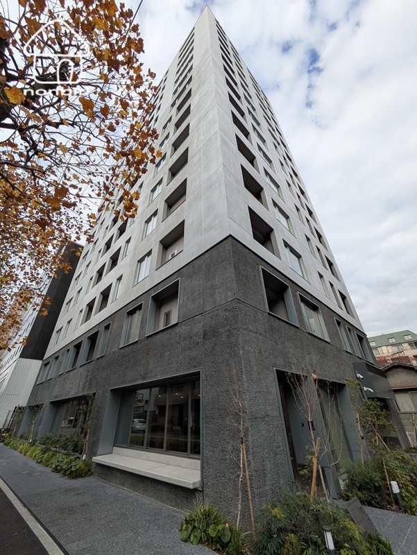 建物外観　かなり存在感があります