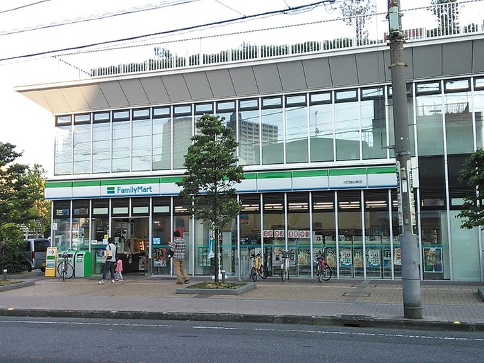 コンビニ　ファミリーマート（コンビニ）まで200m