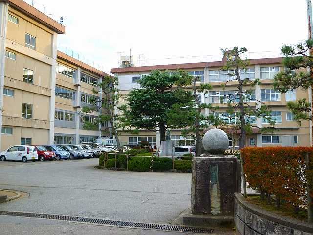 中学校　戸出中学校（中学校）まで1400m