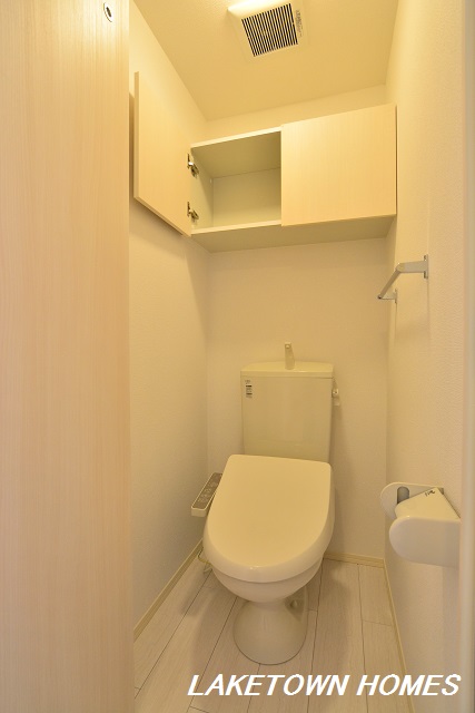 トイレ　上部に収納のある温水洗浄便座付のトイレです。