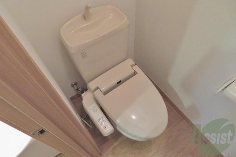 トイレ　トイレは温水洗浄付きで程よい広さです。