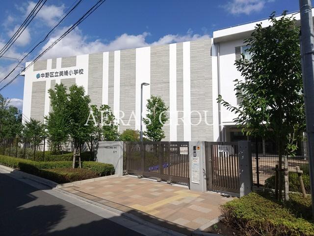 小学校　中野区立美鳩小学校（小学校）まで809m