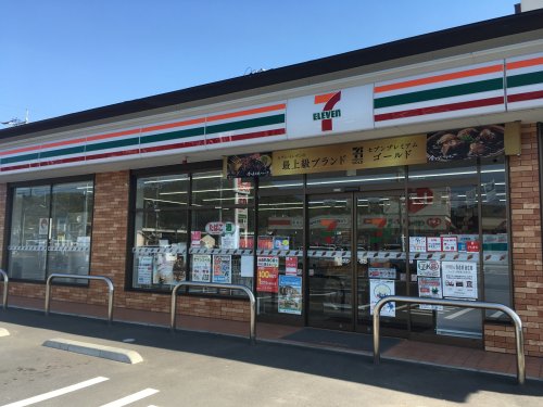 コンビニ　セブンイレブン 鴨方インター店（コンビニ）まで128m