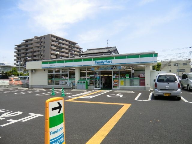 コンビニ　ファミリーマート（コンビニ）まで630m