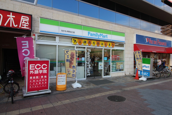 コンビニ　ファミリーマート（コンビニ）まで657m