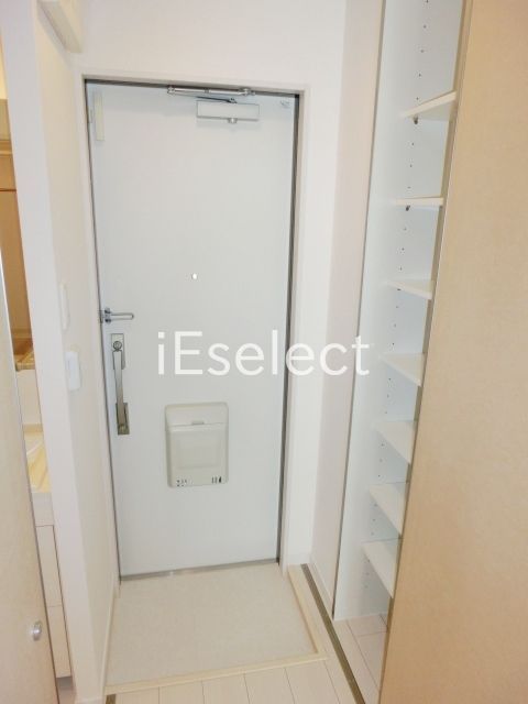 玄関　玄関にはトールタイプのシューズボックス。