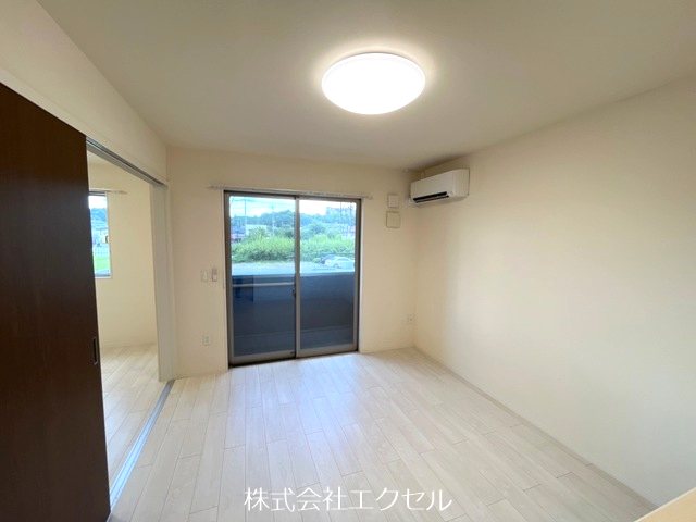 京王相模原線 南大沢駅 バス乗車時間：11分 最寄りバス停で下車 徒歩5分 2階建 築7年の居間写真