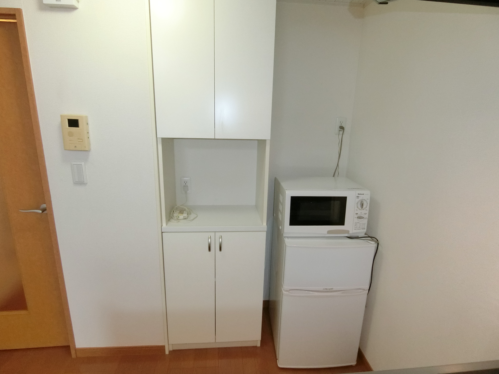その他設備　キッチンに収納庫・2ドア冷蔵庫・電子レンジが備え付けです。