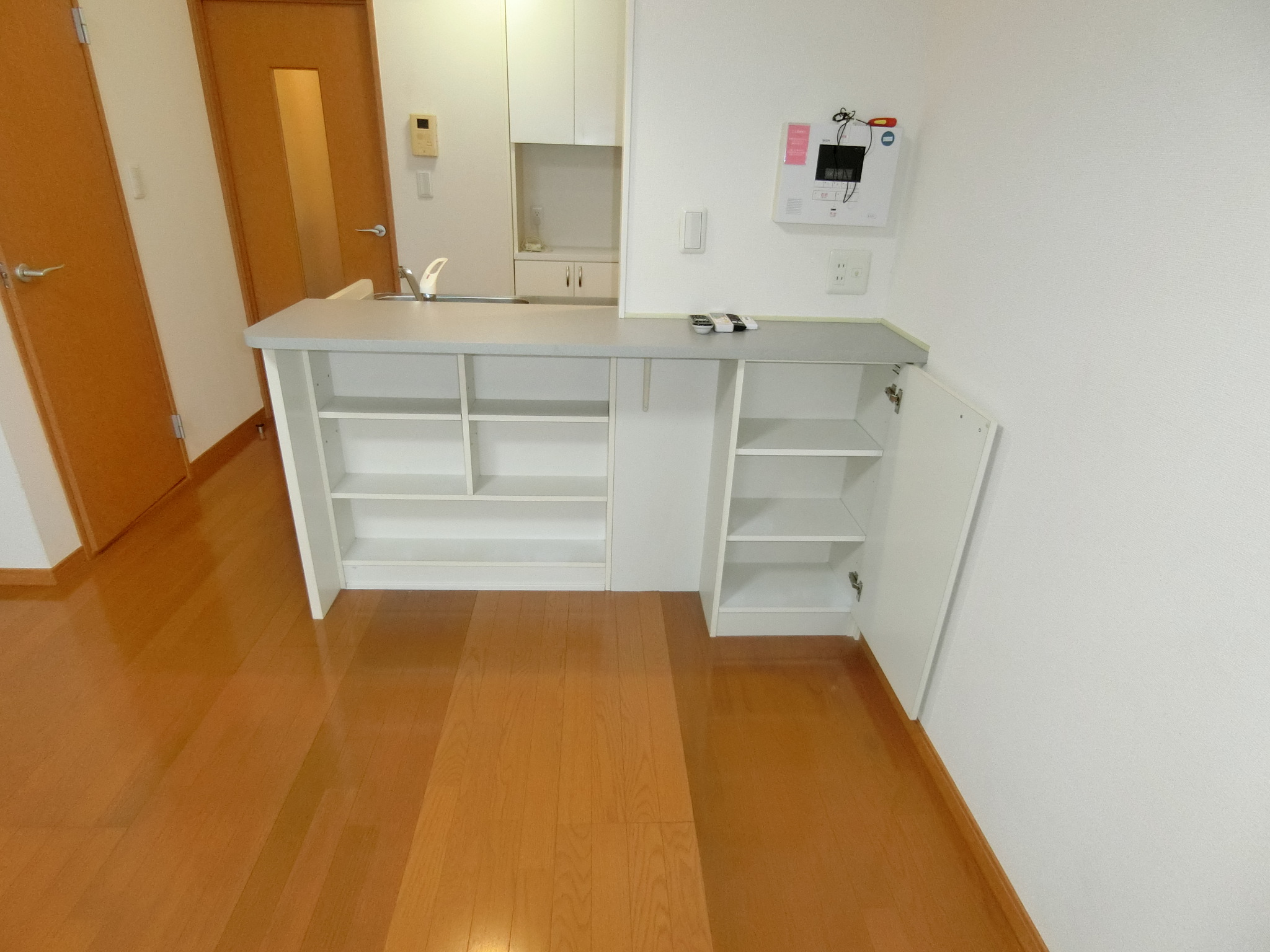 その他　カウンター下にも収納棚があります。