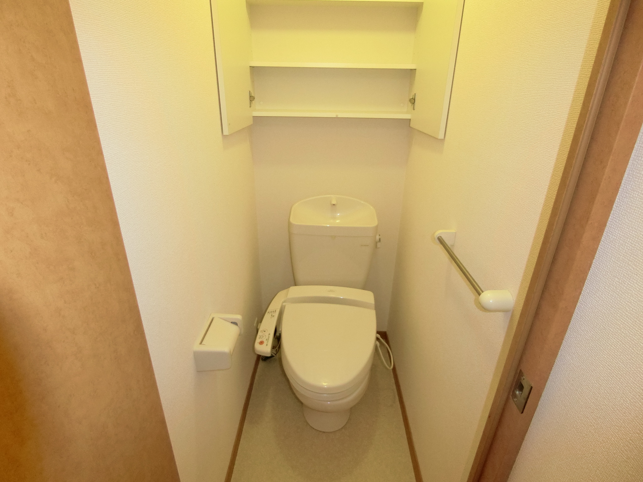 トイレ　収納棚・温水洗浄便座付トイレです☆