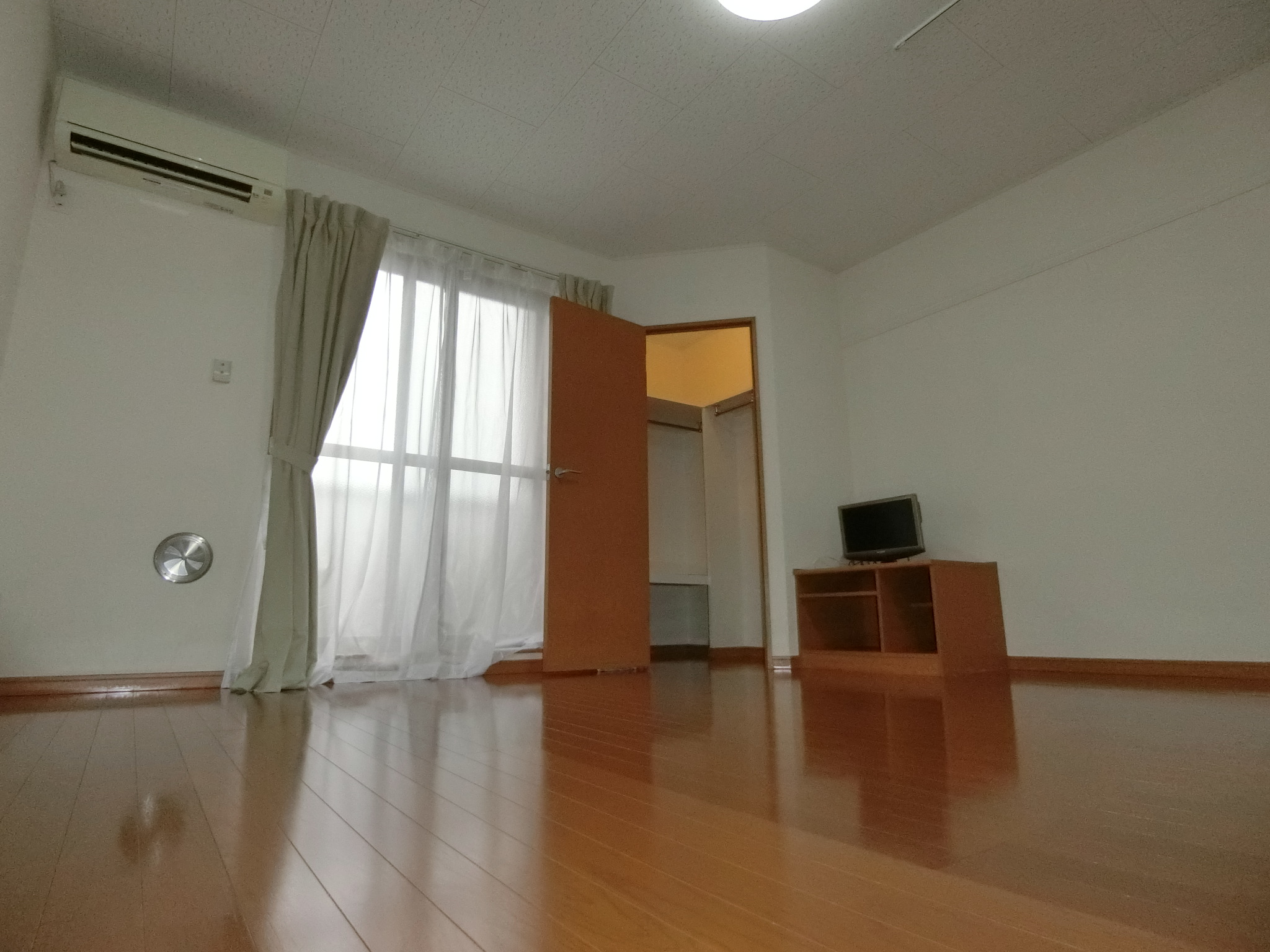 居室・リビング　カーテン・テレビ・テレビ台・ウォークインクローゼット