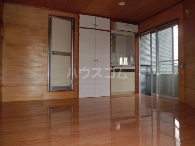 トライアングルの居間写真