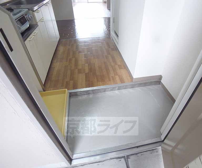 京阪京津線 四宮駅 徒歩7分 3階建 築37年の玄関写真
