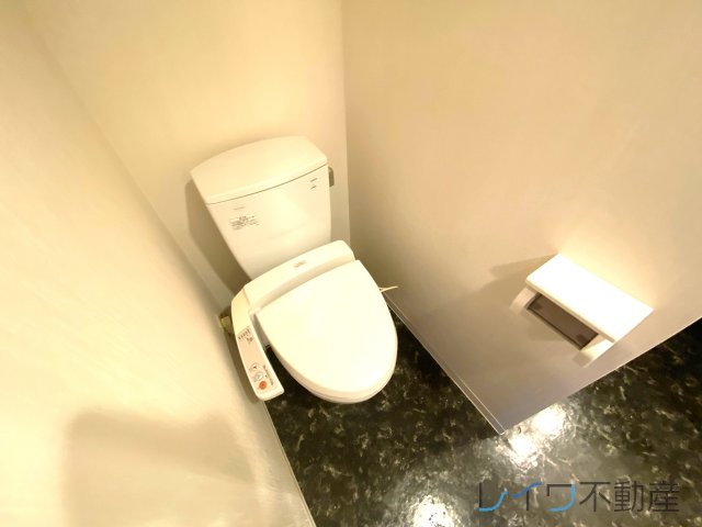 トイレ　落ち着いた色調のトイレです