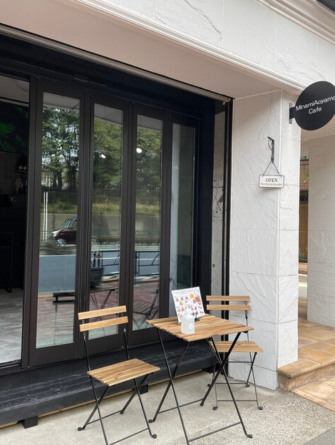 飲食店　南青山カフェ（飲食店）まで1143m