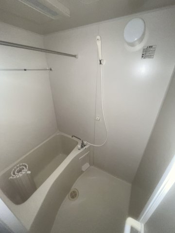 バス・シャワールーム　バストイレ別！こちらで１日の疲れを癒してください。