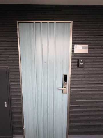 玄関　淡いブルーの玄関ドアが爽やか！帰宅するたび気分も上がります。