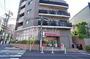 コンビニ　ナチュラルローソン 八雲三丁目店（コンビニ）まで681m