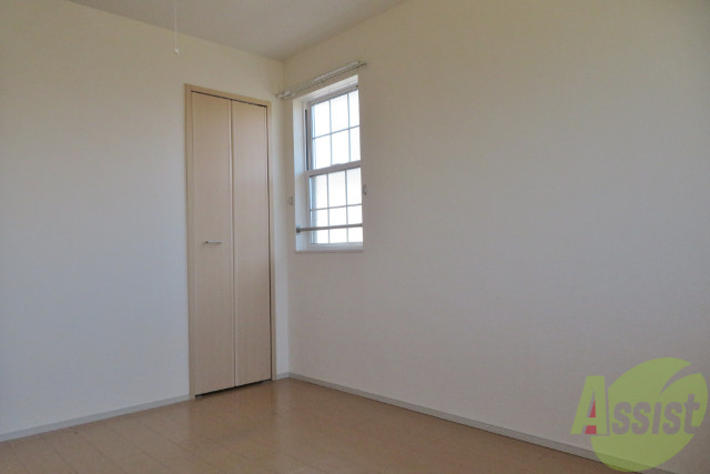 その他部屋・スペース　広々としたお部屋でゆったり休めます。窓が可愛らしいです。