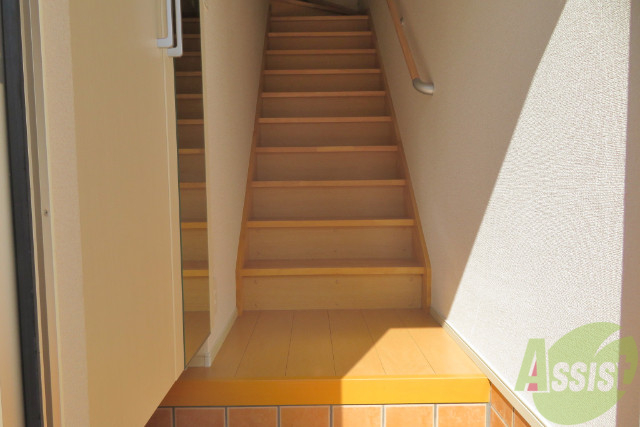 玄関　玄関を開けるとすぐ階段でお部屋の中が見えづらくて良いですね。