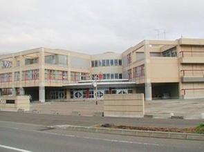 中学校　石狩市立樽川中学校（中学校）まで662m