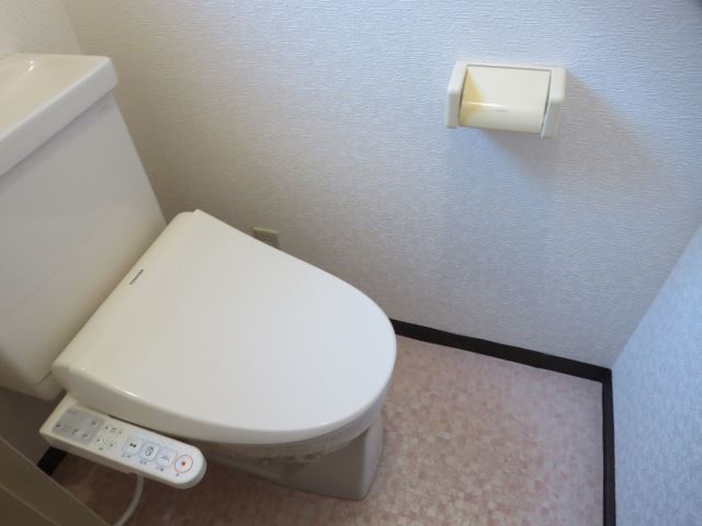 トイレ　シャワートイレ付です。