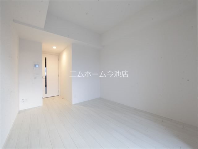 居室・リビング　洋室8.1帖　エアコン付　収納充実　バルコニーに面しています