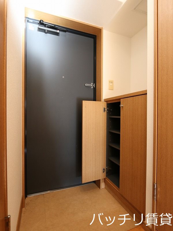 玄関　別号室タイプの為、現状を優先いたします
