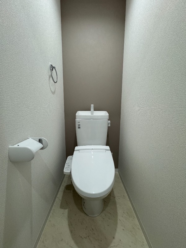 南海本線 浜寺公園駅 徒歩7分 3階建 築1年のトイレ写真