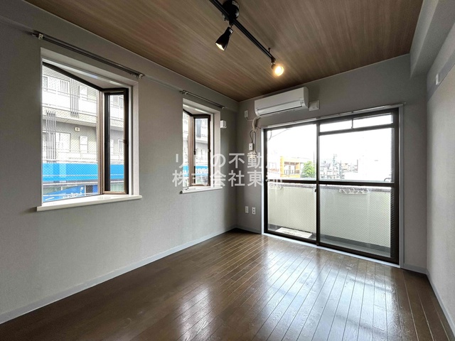 居室・リビング　２面採光なので、明るく風通しのよい過ごしやすいお部屋です♪