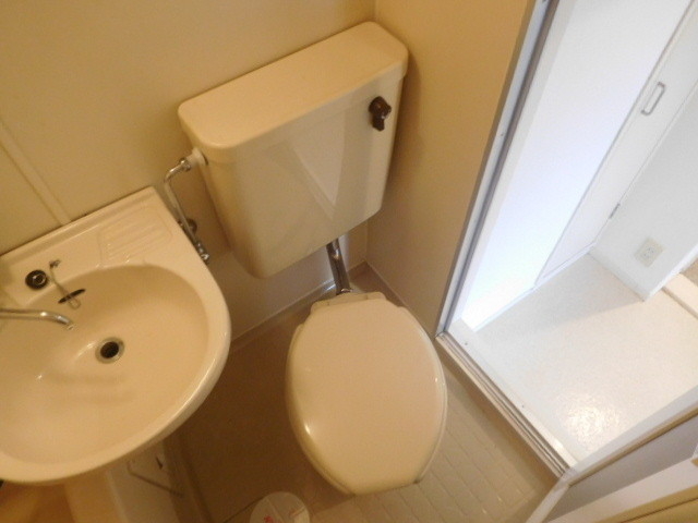 トイレ　浴室内にトイレを備えた水回りです