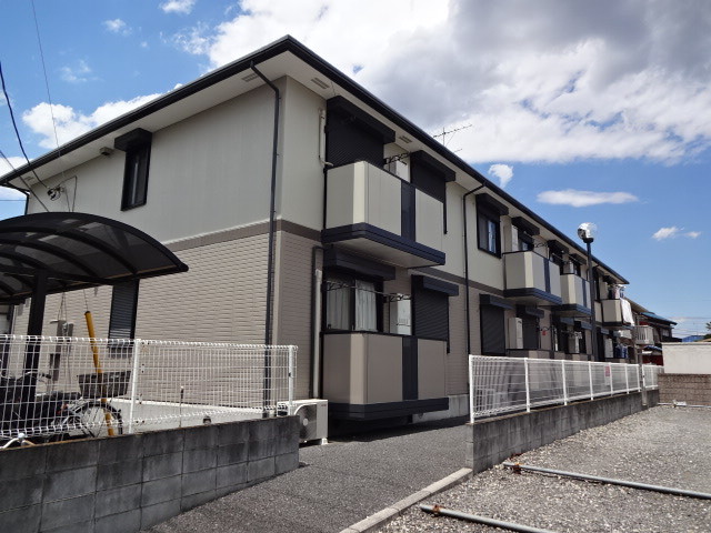 建物外観　南東向きのバルコニー前が駐車場のため、日当たり良好