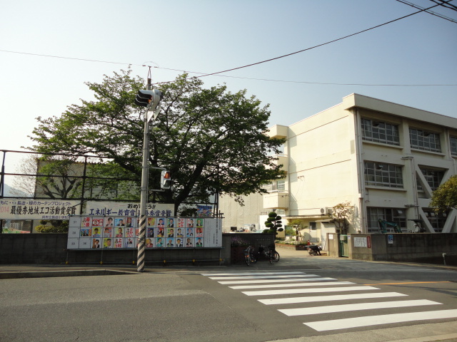 【フロントハウス長迫～ガレージ２台・家電付～の小学校】